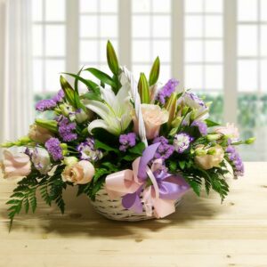 Cesto di fiori bianchi, rosa e lilla