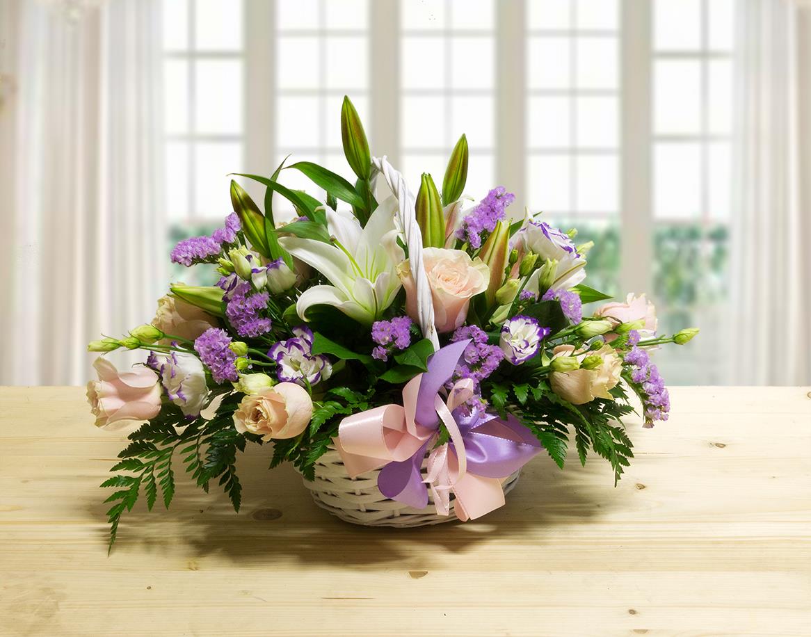 Cesto di fiori bianchi, rosa e lilla