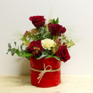 Composizione di Rose rosse e garofani con spighe