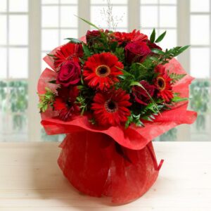 bouquet di rose rosse e gernbere rosse Red