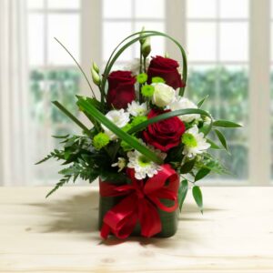 Composizione di rose rosse e lisianthus