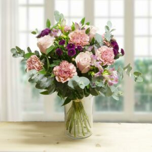 Boquet di rose rosa, garofani, alstromeria e crisantemi