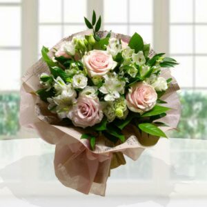 Bouquet di rose rosa e lisianthus bianco