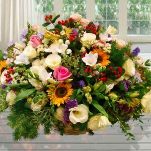 Cesto di fiori misti colorati