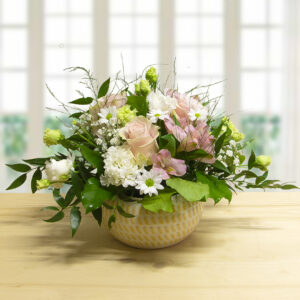 Composizione di fiori chiari